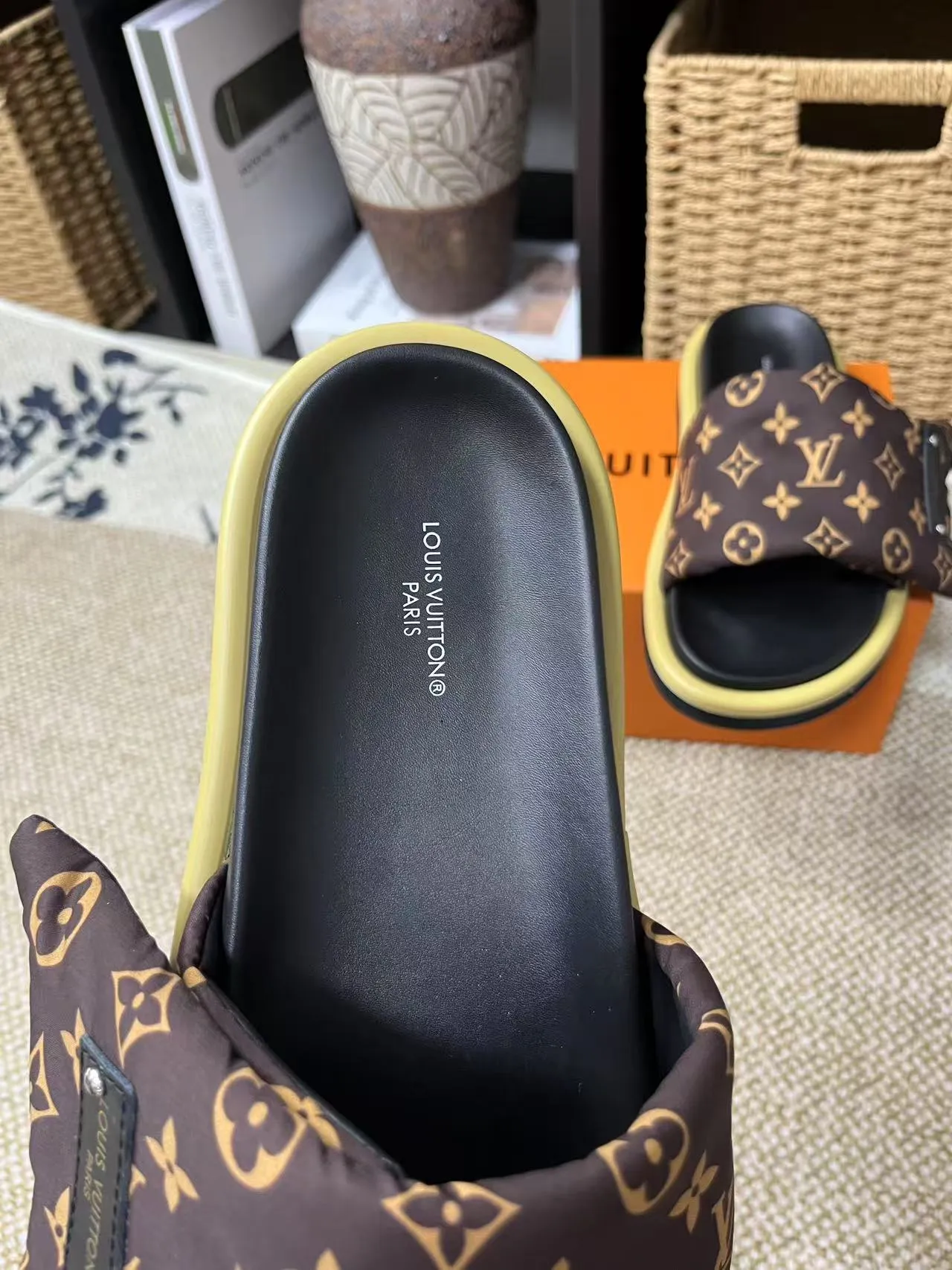 P340 yuan LV Louis Vuitton Full of high-end feel! A popular model among bloggers at home and abroad, it’s retro and fashionable, and looks stunning on your feet! Mainly recommended model on the official website★ ━━━━━ ЅᏇєєt ━━━━━ ▪️Upper: original calfskin ➕5D printing process ▪️Inner: imported mixed sheepskin ▪️Outsole: original molded foam outsole ▪️Size: Female 35-40 Men's 39-44 (women's 41 men's 45)